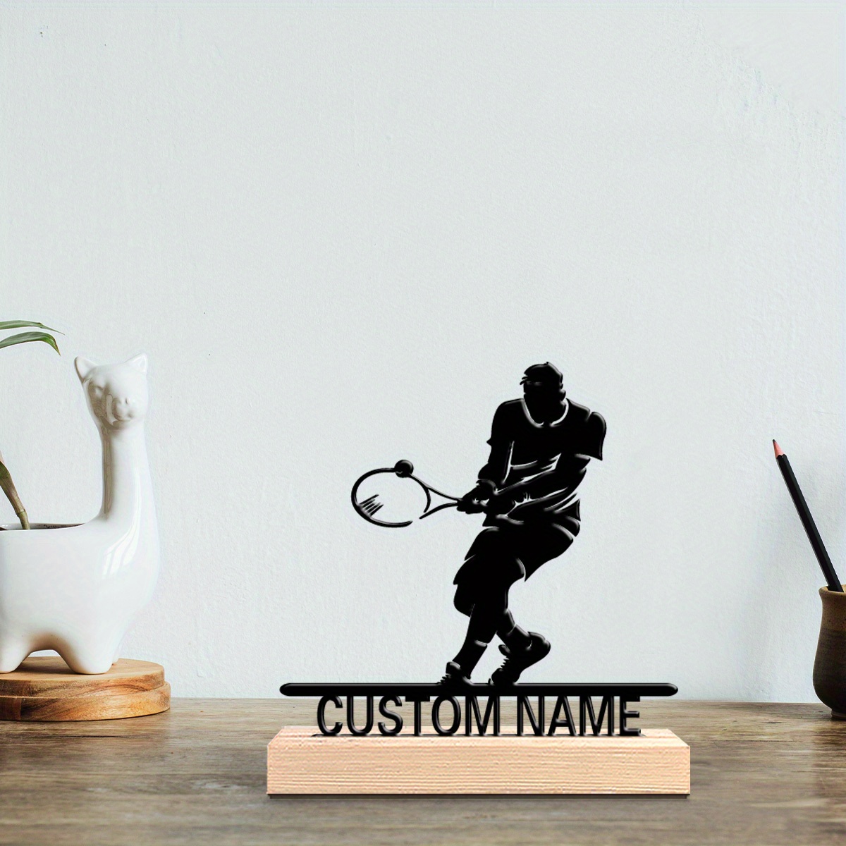 Home Decor Quirky - パーソナライズされたテニスプレーヤーの金属製像、木製台座付き、カスタムネームデスクトップトロフィーギフト、テニス愛好家の誕生日、家の装飾に