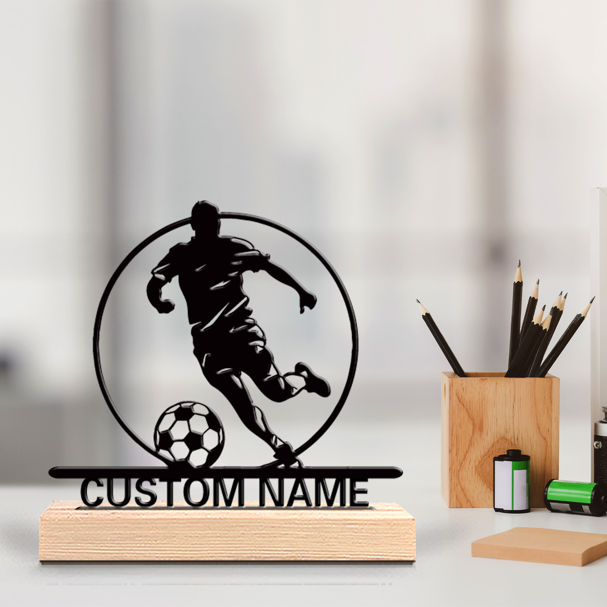 カスタムサッカー選手メタル像（名前入り）、木製台座付きテーブ - Home Decor Quirky のレビューと価格