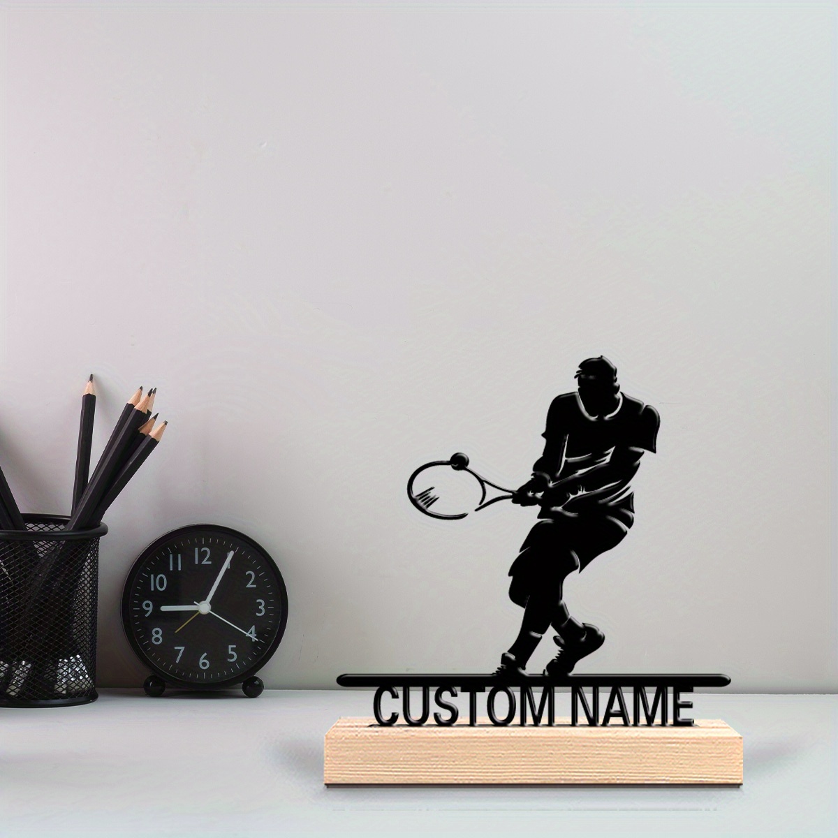パーソナライズされたテニスプレーヤーの金属製像、木製台座付き - Home Decor Quirky のレビューと価格