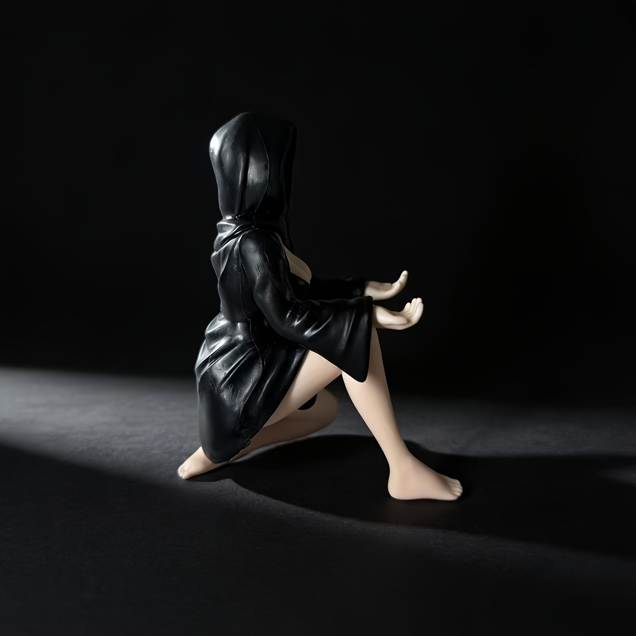ギフト神秘的な黒いローブの女王座っている本棚彫刻手作り像ダー - Home Decor Quirky のレビューと価格